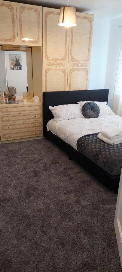 Lizras Bed and Breakfast Farnworth Exteriör bild
